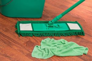 Pulire i pavimenti con un detergente naturale