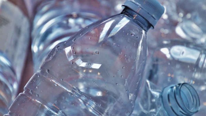 Scopri di più sull'articolo Sostenibilità quotidiana: guida pratica per lo smaltimento responsabile degli imballaggi in plastica